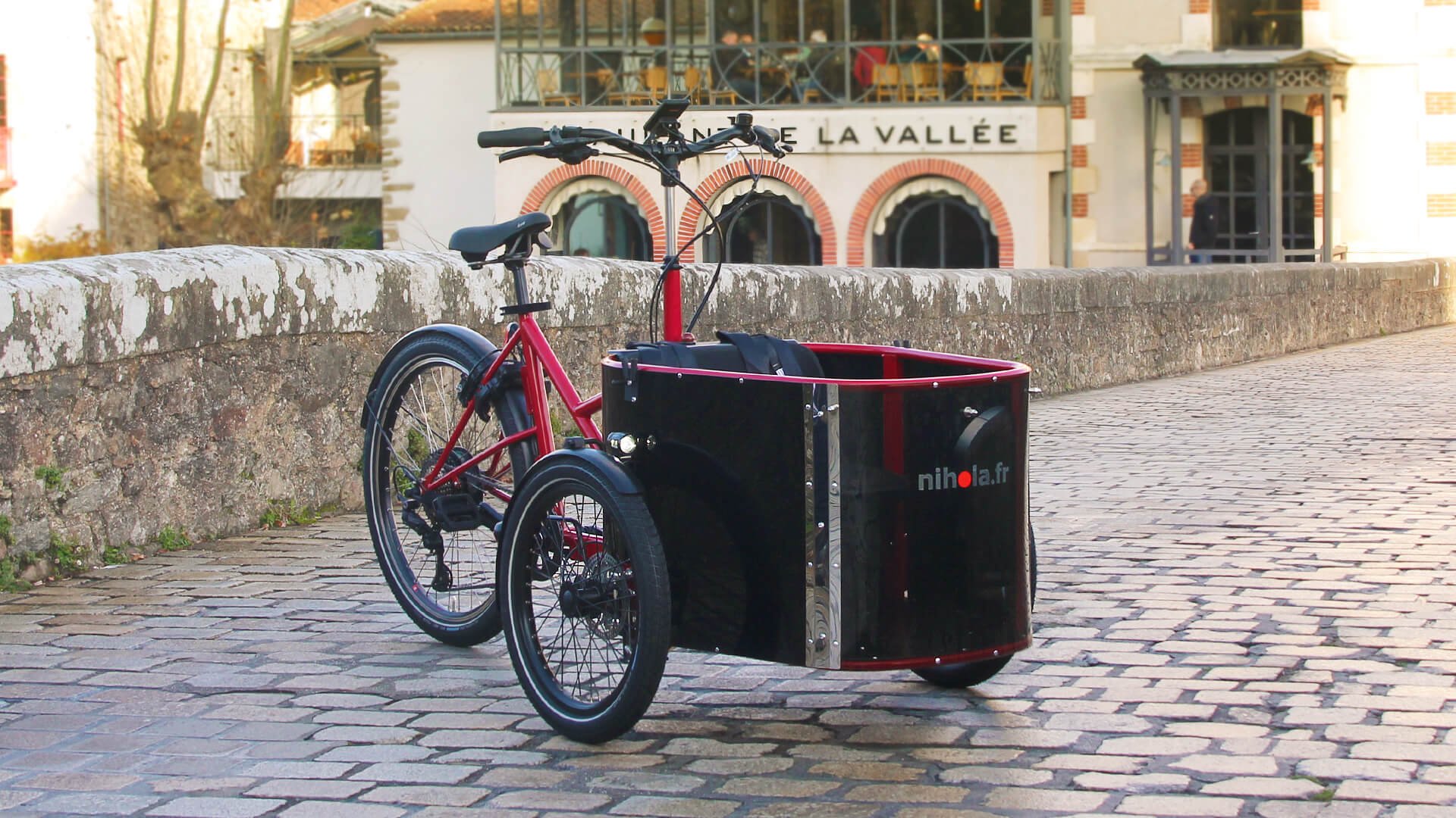 Triporteur NIHOLA CARGO Family avec cadre rouge rubis